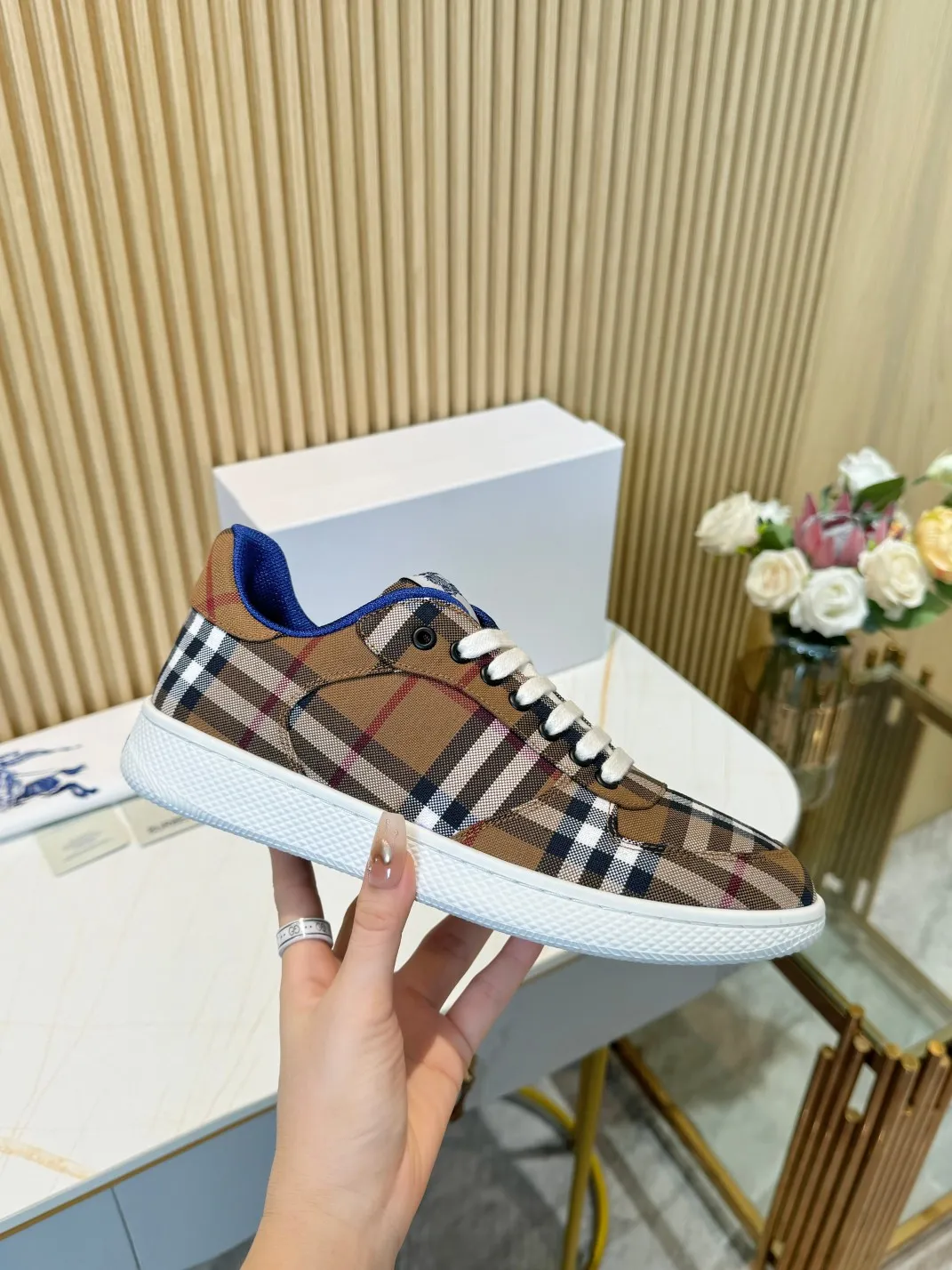 Men's men's shoes 💰560 Burberry's 2024 hot model is released. After three years, the classic plaid returns. It is versatile and decorated with worsted Burberry plaid pattern. Featuring a mesh lining and checkered laces, the rubber sole features the archive Burberry monogram. From Burberry's iconic collection, these wardrobe staples are interpreted with the brand's signature style.   ✅Fabric: classic cotton + silk cowhide ✅Lining: original board lining, silk cowhide lining ✅Outsole: TPU ✅Color: brown ✅Code number: 35-45 for men and women (35, 45 customized)